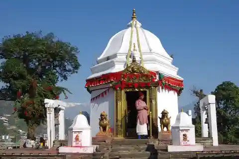 Pokhara: City Sightseeing Group Budget Bus Tour