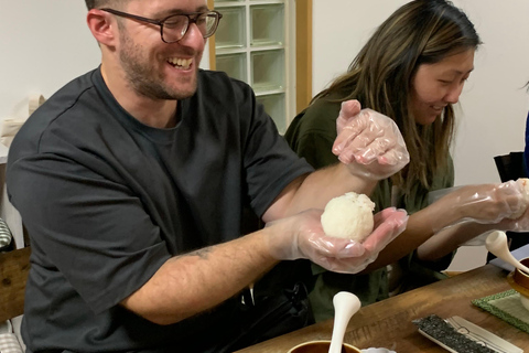 Ginza : cours traditionnel de préparation de musubi avec une grand-mère japonaise