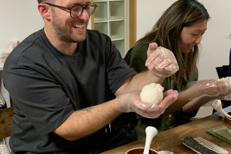 Ginza : cours traditionnel de préparation de musubi avec une grand-mère japonaise