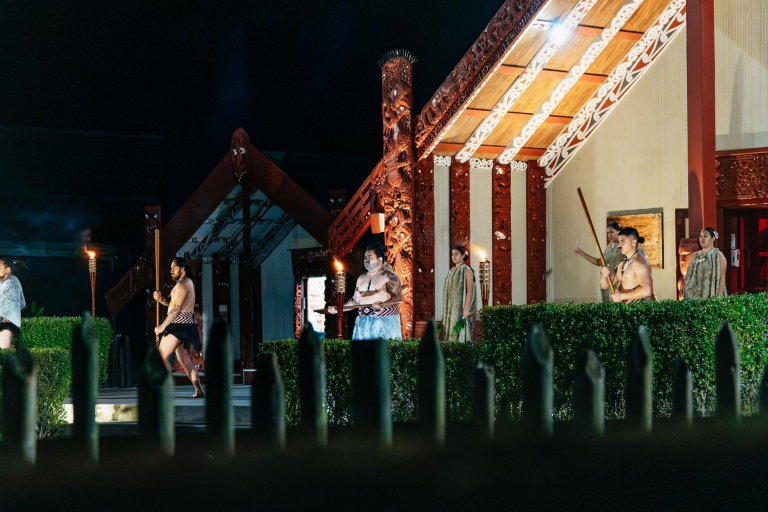 Rotorua: Te Puia Geyser-wandeltocht bij nacht met dessert