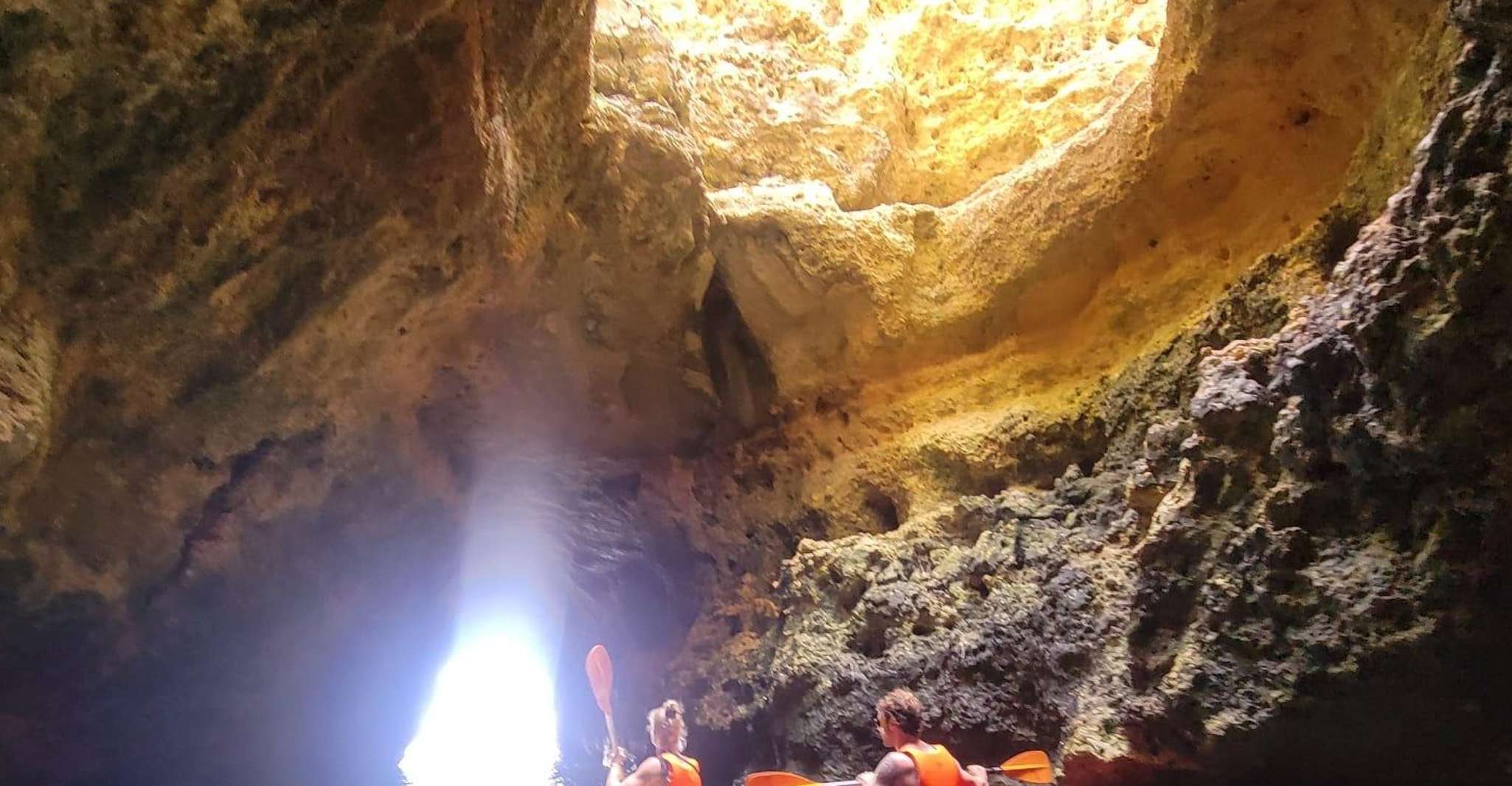 Benagil, passeio de caiaque por cavernas e Praia da Marinha - Housity