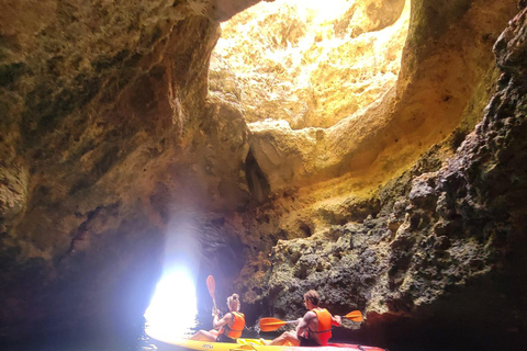 Benagil : Visite guidée en kayak à l&#039;intérieur des grottes et Praia da Marinha.