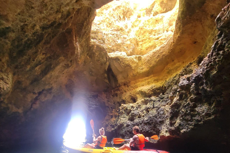Benagil : Visite guidée en kayak à l&#039;intérieur des grottes et Praia da Marinha.