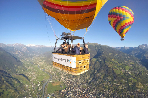 Aosta: Hot-air balloon flight with splendid view of the AlpsAosta: Group hot-air balloon flight with splendid view of the Alps