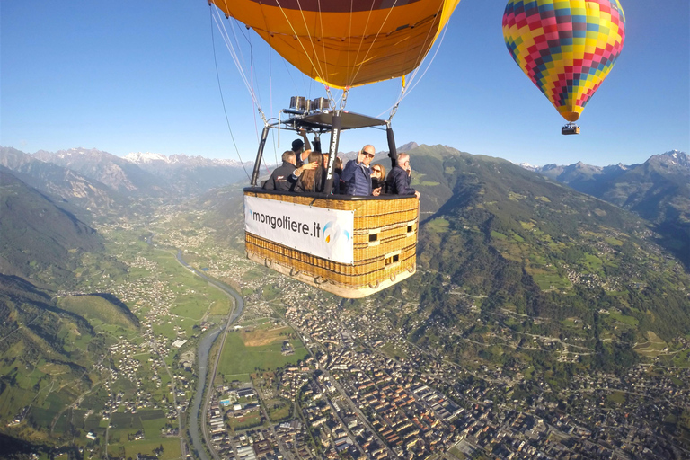 Aosta: Hot-air balloon flight with splendid view of the AlpsAosta: Group hot-air balloon flight with splendid view of the Alps