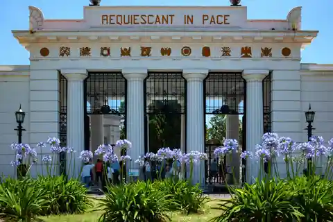 Buenos Aires: La Recoleta Cemetery Private Tour with Tickets