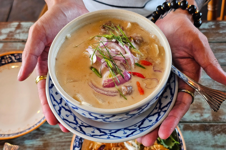 Ayutthaya: Woks and Wats Food Tour with 14+ Tastings