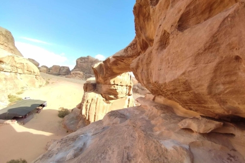 Wadi Rum: 1-Night Jeep Tour with Dinner and Breakfast