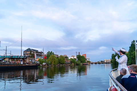 Berlin: 2-Hour Spree Cruise with Drag Queen & Sightseeing