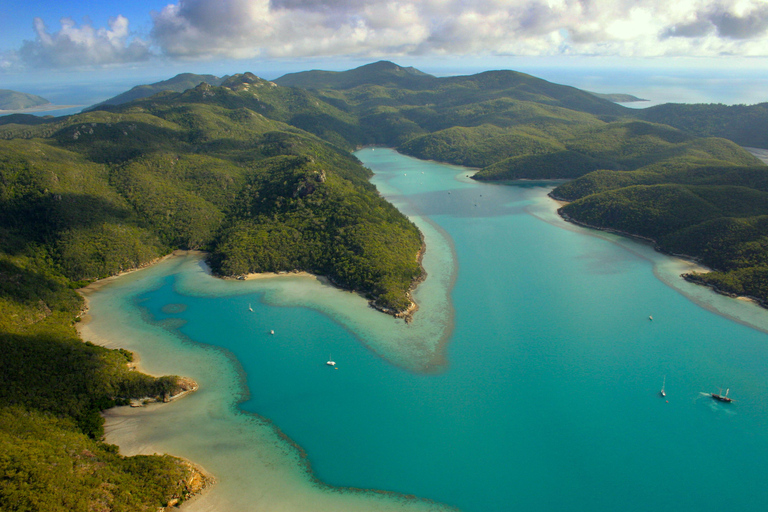 Desde Airlie Beach Excursión Cultural a Hook Island, Vela y Snorkel