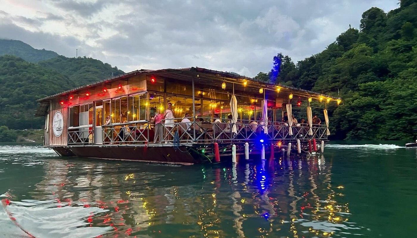 Batumi: Einzigartiges gastronomisches Erlebnis, schwimmendes Restaurant