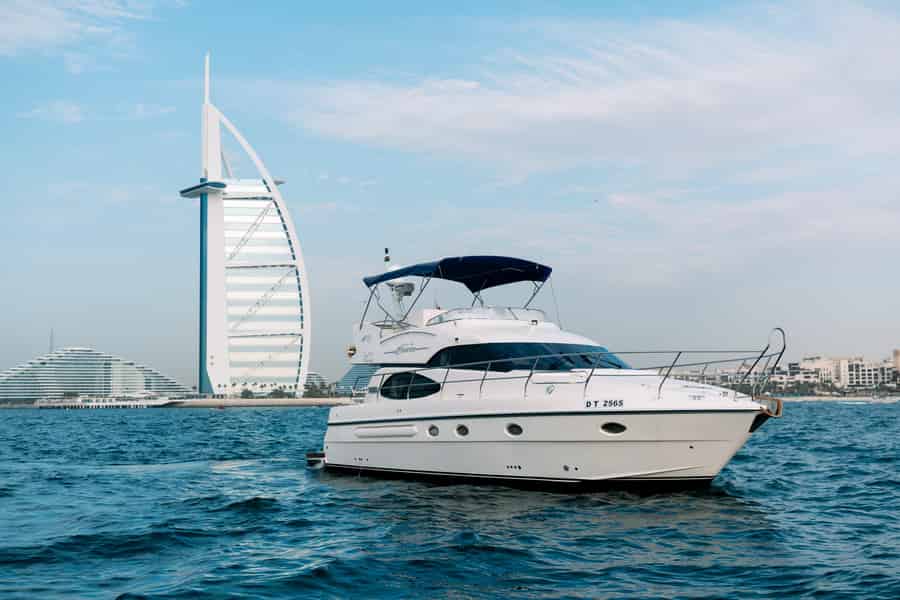 Dubai: Private Yachtkreuzfahrt mit der Option, Gourmetessen hinzuzufügen. Foto: GetYourGuide Dubai: Private Yachtkreuzfahrt mit der Option, Gourmetessen hinzuzufügen. Foto: GetYourGuide