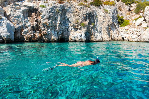 Atene: Crociera a nuoto con pranzo, vino e DJ a bordo