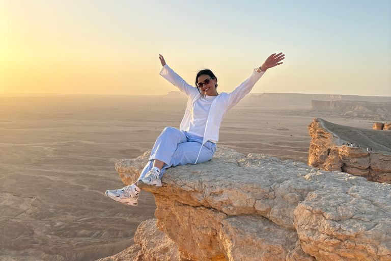 Riyadh: Edge of the World, Sadus Village & Bat Cave Tour Edge of the World, Sadus Village..etc(Private tour)