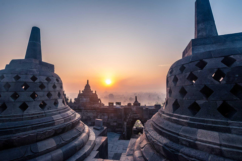 Yogyakarta : lever du soleil à Borobudur, palais du sultan et château d&#039;eau.Lever du soleil à Borobudur depuis le temple, le palais du sultan et le château d&#039;eau