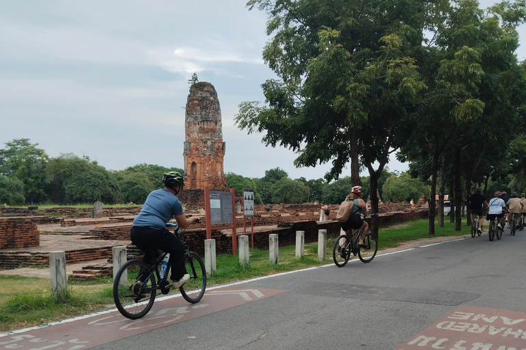 Ayutthaya: Guided Historical Park Bike Tour with Lunch