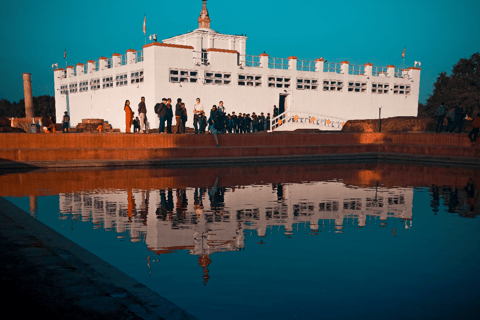 Pokhara: 4 dagars safaritur med bil till Lumbini och ChitwanFrån Pokhara: 4 dagars Lumbini och Chitwan Safari Tour med bil