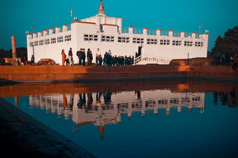 Pokhara: 4 dagars safaritur med bil till Lumbini och ChitwanFrån Pokhara: 4 dagars Lumbini och Chitwan Safari Tour med bil