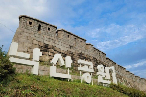 Seúl: Hanok, luces de la ciudad y palacio, tour de día y nochePunto de encuentro: Estación Hongik Univ. Salida n.º 8.