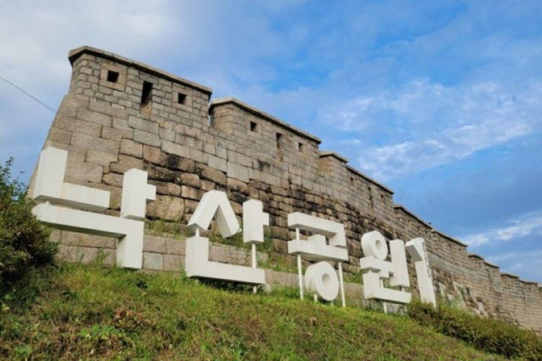Seúl: Hanok, luces de la ciudad y palacio, tour de día y nochePunto de encuentro: Estación Hongik Univ. Salida n.º 8.
