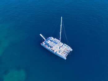 Sarandë: Catamaran Trip to Krorez & Kakome Beach with Lunch