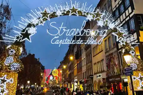 Strasbourg: Christmas Markets Walking Tour with Mulled Wine