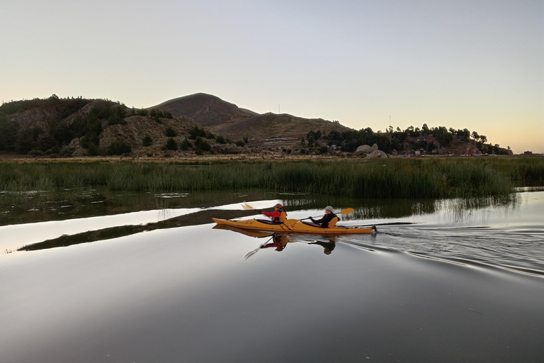 Kajakfahrt am Morgen auf dem TiticacaseeKajakfahren am Morgen auf dem Titicacasee