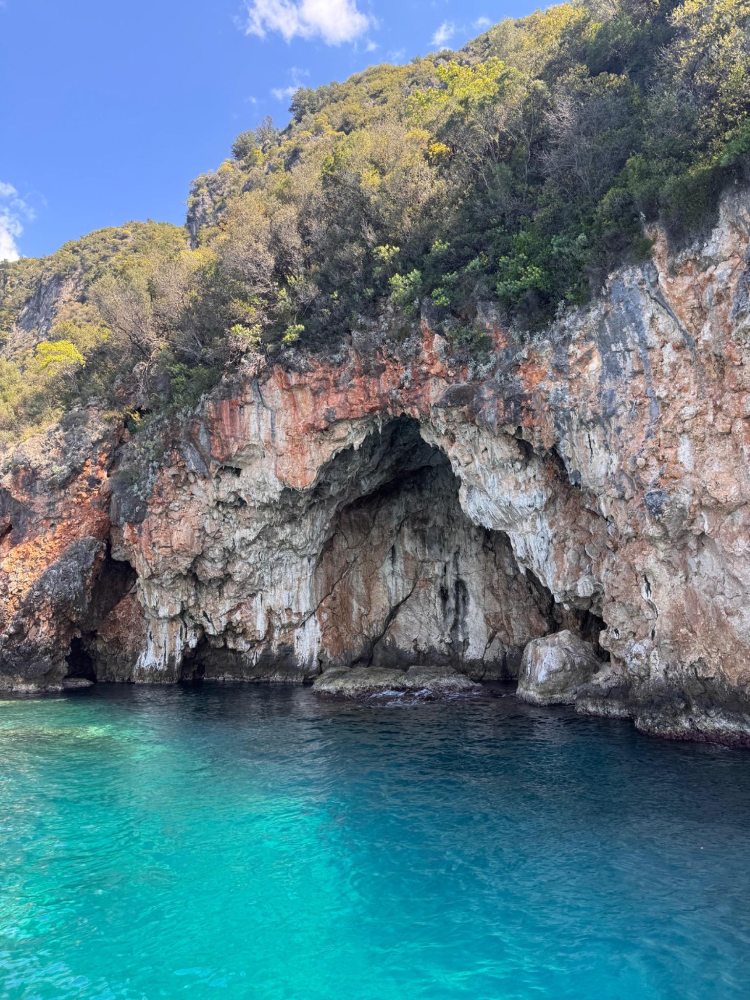 Himara: Piratenhöhlen-Tour mit Stopps zum Schwimmen und Höhlenerkundung