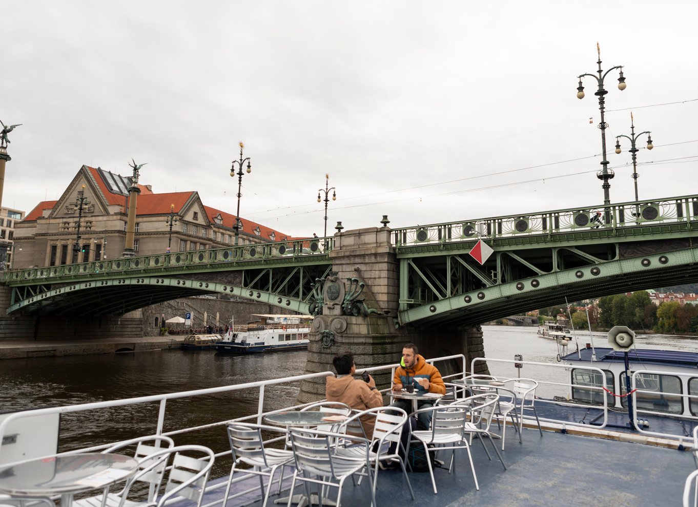 Prag: Byens højdepunkter med bus, båd og til fods