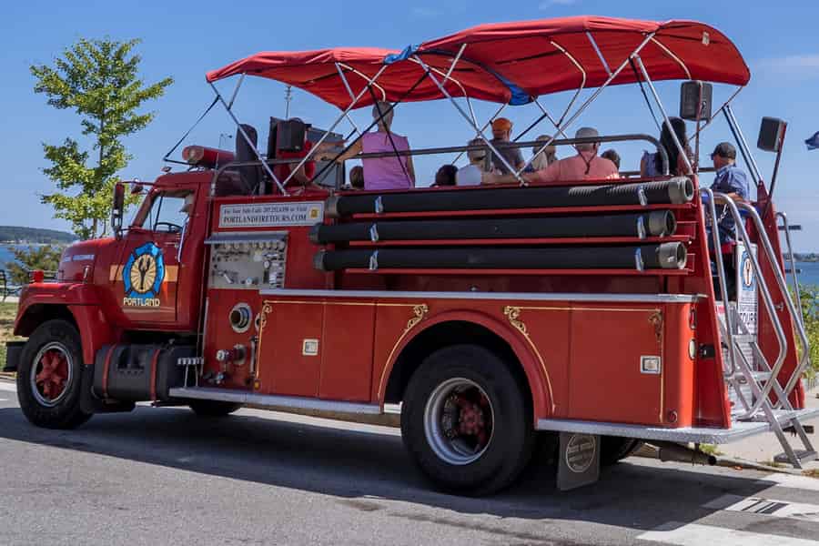 Portland, Maine: Tour in einem Oldtimer-Feuerwehrauto. Foto: GetYourGuide