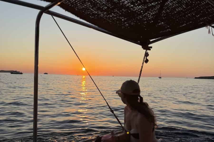 Ibiza Sunset Boat Trip mit Getränken und Schwimmpause. Foto: GetYourGuide Ibiza Sunset Boat Trip mit Getränken und Schwimmpause. Foto: GetYourGuide