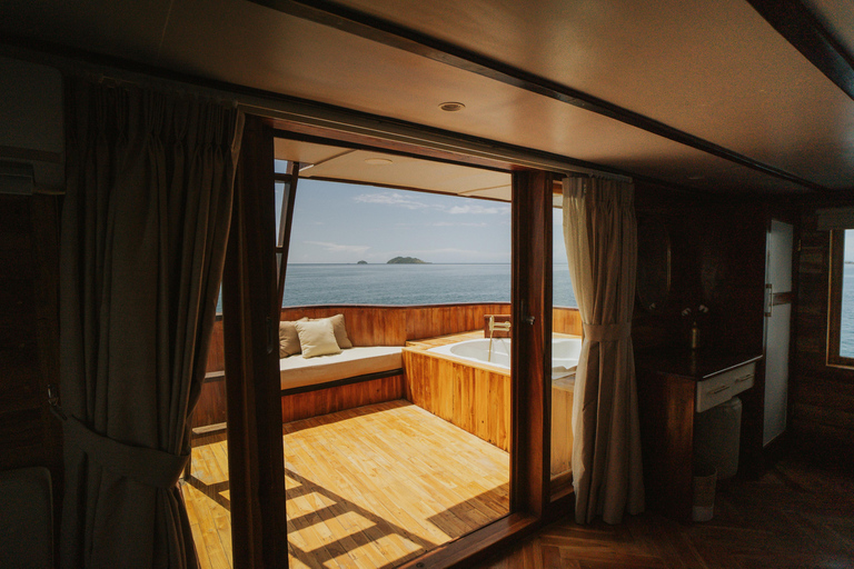 Labuan Bajo: 3-Day Komodo Sailing Luxury Boat with All Fees Deluxe Boat - Private Standar Room (2pax/room)