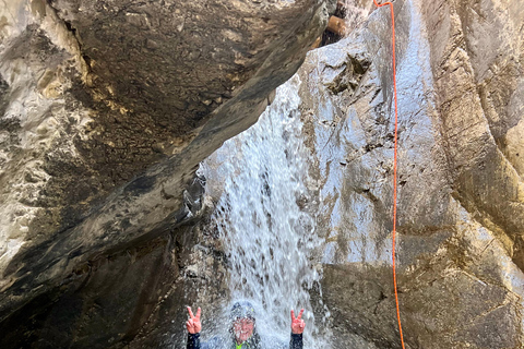 Banff: Ghost Canyon Tour med rutschbanor, rappels och hopp