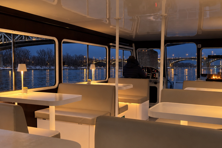 Warsaw: Heated Private Cruise - Food & Unlimited Mulled Wine