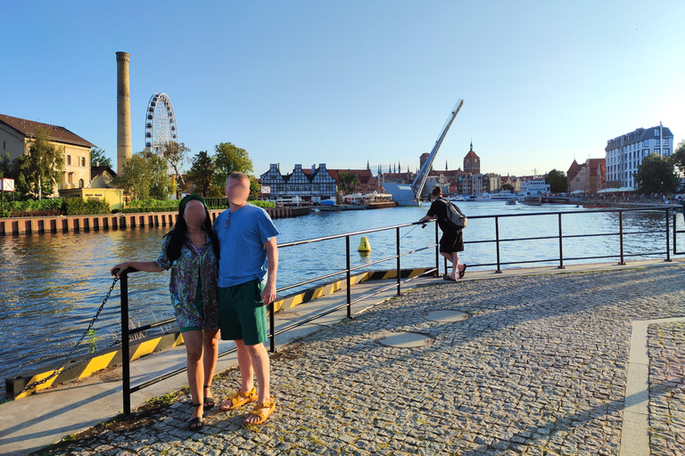Gdańsk: Wrzeszcz and Shipyard District Private Bike Tour Golden Hour Ride – Gdańsk on evening mood Photo Stops