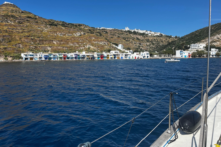 Lo mejor de Milos en velero: Kleftiko, playas y almuerzo griego