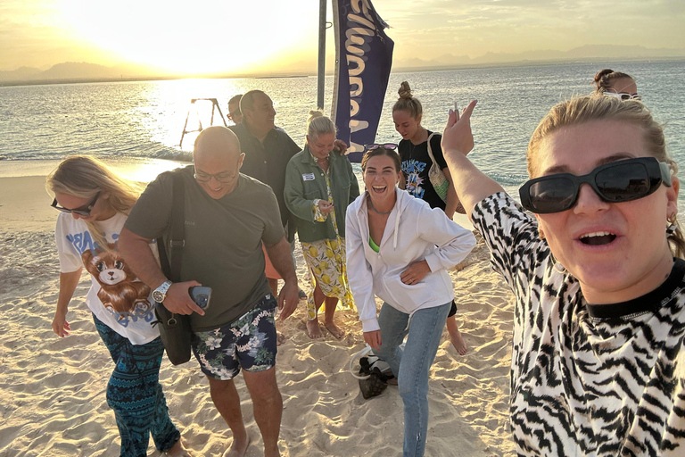 Hurghada : coucher de soleil, barbecue sur l'île de Magawish en bateau rapideBateau rapide privé pour le coucher du soleil avec barbecue