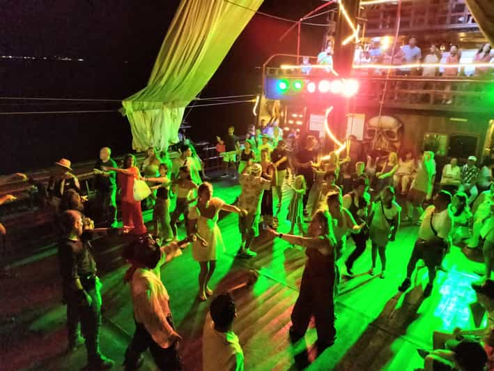 Cancún Piratmiddagskryssning med Jolly Roger 2025 GetYourGuide