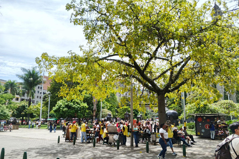 Medellín: Cultural Tour with Lunch and Commune 13