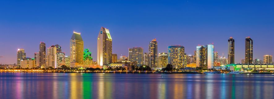 San Diego: Lichter der Stadt nach Einbruch der Dunkelheit