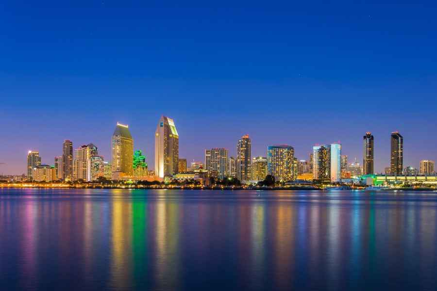 San Diego: Lichter der Stadt nach Einbruch der Dunkelheit. Foto: GetYourGuide