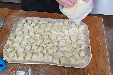 Gnocchi, pâtes, tiramisù et vin