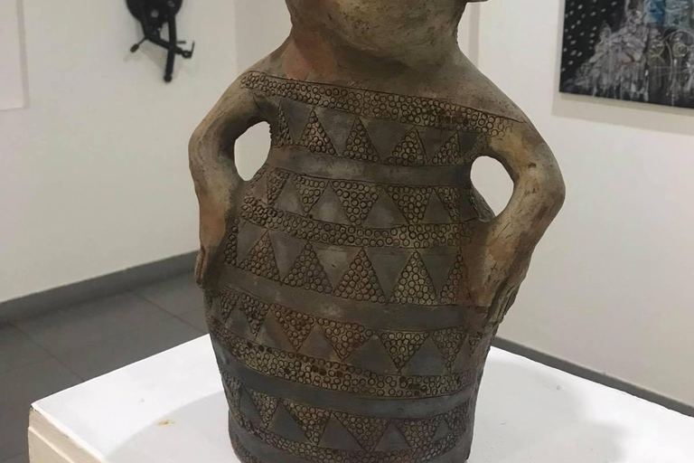 Art and Flavor in Maputo: Núcleo de Arte, Sculptures and Interaction with Artists Art and Flavor in Maputo: Art Center, Sculptures, and Interaction with Artists