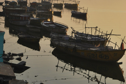 Varanasi Tagestour - Bootfahren, Wandern, Yoga-Tempel, RingenVaranasi Tagestour