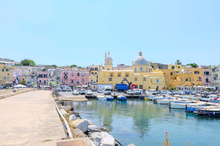 De Nápoles: Transferência para Procida com passeio de barco pela ilhaPasseio de barco pela ilha com paragem para nadar