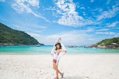 Phuket : excursion en yacht avec déjeuner sur les îles Coral et RachaPhuket : excursion en yacht vers les îles Coral et Racha avec déjeuner