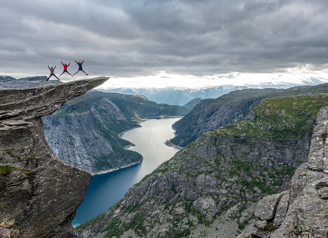 Odda: Heldagstur til Trolltunga med vandring og klatring