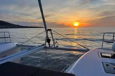 L'ile-rousse Corse: Gourmet-Katamaranfahrt bei Sonnenuntergang