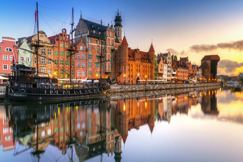 Gdansk: Tour a pie de grupo pequeño por la noche