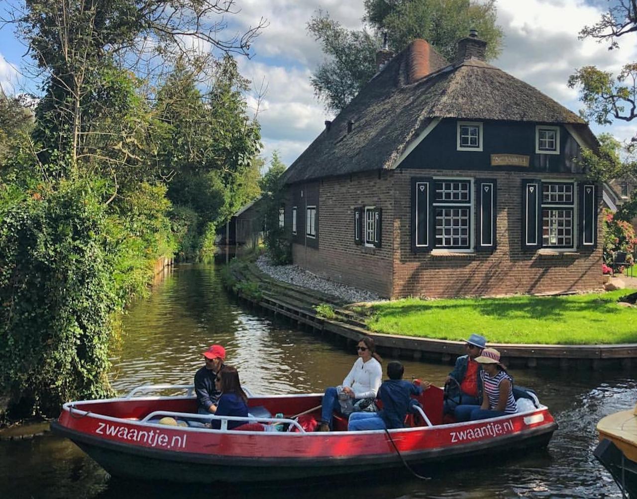 Giethoorn: Bootsverleih 2,5 Stunden 1-8 Personen
